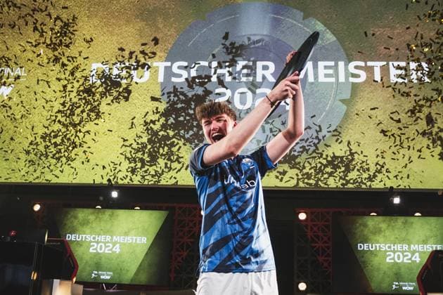 Virtual Bundesliga Grand Final by WOW 21 04 2024 Jonas Wirth Jonny, SC Paderborn 07 in jubilation, The championship disk of the Virtual Bundesliga Grand Final by WOW Virtual Bundesliga Grand Final by WOW 21 04 2024 Copyright: xBEAUTIFULxSPORTS Buriakovx
