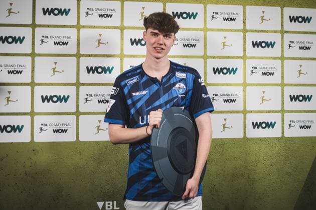 Virtual Bundesliga Grand Final by WOW 21 04 2024 Jonas Wirth Jonny, SC Paderborn 07 in jubilation, The championship disk of the Virtual Bundesliga Grand Final by WOW Virtual Bundesliga Grand Final by WOW 21 04 2024 Copyright: xBEAUTIFULxSPORTS Buriakovx