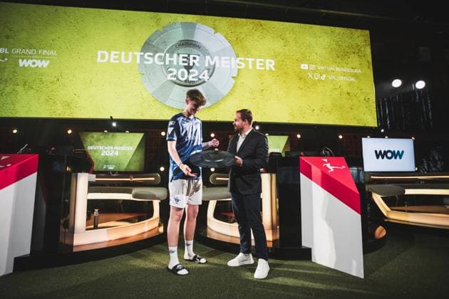Virtual Bundesliga Grand Final by WOW 21 04 2024 Jonas Wirth Jonny, SC Paderborn 07 in jubilation, The championship disk of the Virtual Bundesliga Grand Final by WOW Virtual Bundesliga Grand Final by WOW 21 04 2024 Copyright: xBEAUTIFULxSPORTS Buriakovx