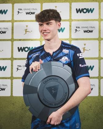 Virtual Bundesliga Grand Final by WOW 21 04 2024 Jonas Wirth Jonny, SC Paderborn 07 in jubilation, The championship disk of the Virtual Bundesliga Grand Final by WOW Virtual Bundesliga Grand Final by WOW 21 04 2024 Copyright: xBEAUTIFULxSPORTS Buriakovx