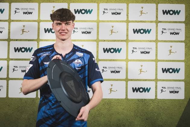 Virtual Bundesliga Grand Final by WOW 21 04 2024 Jonas Wirth Jonny, SC Paderborn 07 in jubilation, The championship disk of the Virtual Bundesliga Grand Final by WOW Virtual Bundesliga Grand Final by WOW 21 04 2024 Copyright: xBEAUTIFULxSPORTS Buriakovx