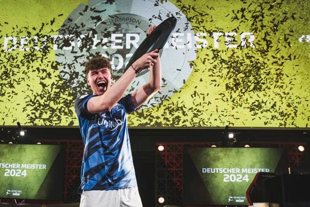Virtual Bundesliga Grand Final by WOW 21 04 2024 Jonas Wirth Jonny, SC Paderborn 07 in jubilation, The championship disk of the Virtual Bundesliga Grand Final by WOW Virtual Bundesliga Grand Final by WOW 21 04 2024 Copyright: xBEAUTIFULxSPORTS Buriakovx