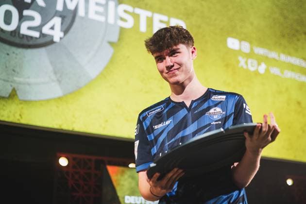 Virtual Bundesliga Grand Final by WOW 21 04 2024 Jonas Wirth Jonny, SC Paderborn 07 in jubilation, The championship disk of the Virtual Bundesliga Grand Final by WOW Virtual Bundesliga Grand Final by WOW 21 04 2024 Copyright: xBEAUTIFULxSPORTS Buriakovx
