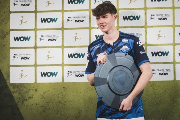 Virtual Bundesliga Grand Final by WOW 21 04 2024 Jonas Wirth Jonny, SC Paderborn 07 in jubilation, The championship disk of the Virtual Bundesliga Grand Final by WOW Virtual Bundesliga Grand Final by WOW 21 04 2024 Copyright: xBEAUTIFULxSPORTS Buriakovx