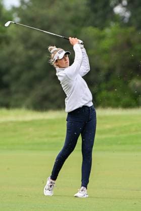 THE WOODLANDS, TX - APRIL 21: Nelly Korda (USA) watches her approach shot on 2 during the final round of the Chevron Championship at The Club at Carlton Woods on April 21, 2024 in The Woodlands, Texas. (Photo by Ken Murray Icon Sportswire) GOLF: APR 21 LPGA, Golf Damen The Chevron Championship EDITORIAL USE ONLY Icon240421046
