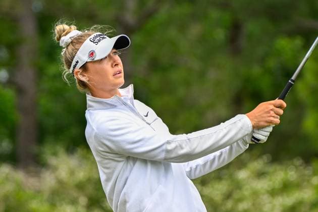 THE WOODLANDS, TX - APRIL 21: Nelly Korda (USA) watches her tee shot on 3 during the final round of the Chevron Championship at The Club at Carlton Woods on April 21, 2024 in The Woodlands, Texas. (Photo by Ken Murray Icon Sportswire) GOLF: APR 21 LPGA, Golf Damen The Chevron Championship EDITORIAL USE ONLY Icon240421058