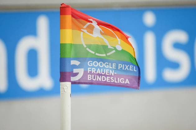 Google Pixel Frauen-Bundesliga, MSV Duisburg vs. VfL Wolfsburg, 21.04.2024 Eckfahne mit dem Logo der Frauen Bundesliga, Symbolbild Frauen Bundesliga -- Google Pixel Frauen-Bundesliga, MSV Duisburg vs. VfL Wolfsburg, 21.04.2024, Schauinsland-Reisen Arena, Duisburg, DFL REGULATIONS PROHIBIT ANY USE OF PHOTOGRAPHS AS IMAGE SEQUENCES AND OR Q?UASI-VIDEO. *** Google Pixel Womens Bundesliga, MSV Duisburg vs VfL Wolfsburg, 21 04 2024 Corner flag with the logo of the Womens Bundesliga, symbolic image Womens Bundesliga Google Pixel Womens Bundesliga, MSV Duisburg vs VfL Wolfsburg, 21 04 2024, Schauinsland Reisen Arena, Duisburg, DFL REGULATIONS PROHIBIT ANY USE OF PHOTOGRAPHS AS IMAGE SEQUENCES AND OR Q UASI VIDEO Copyright: xBEAUTIFULxSPORTS Derixx