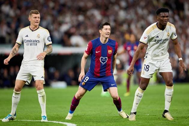 Aurelien TchouamÃ ni of Real Madrid CF (R) Robert Lewandowski of FC Barcelona, Barca (C) Toni Kroos of Real Madrid CF (L) during the LaLiga EA Sports match between Real Madrid and Barcelona FC at Stadium Santiago Bernabeu on April 21, 2024 in Madrid, Spain. (Photo by: Alvaro Medranda Panoramic) FOOTBALL : Real Madrid vs Barcelona FC - LaLiga EA Sports - 21 04 2024 LGM Panoramic 