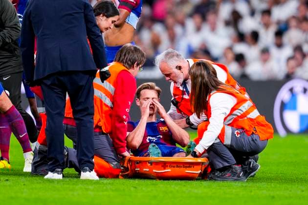 April 21, 2024, Madrid, Madrid, SPAIN: Frenkie de Jong of FC Barcelona, Barca injury during the Spanish League, LaLiga EA Sports, football match played between Real Madrid and FC Barcelona at Santiago Bernabeu stadium on April 21, 2024 in Madrid, Spain. Madrid SPAIN - ZUMAa181 20240421_zaa_a181_079 Copyright: xJoaquinxCorcherox