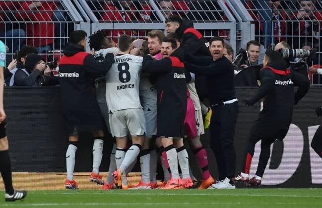 Cheering 1 1 after the goal by Josip Stanisic Bayer 04 Leverkusen , front from right , coach Xabi Alonso Bayer 04 Leverkusen , Jonas Hofmann Bayer 04 Leverkusen , goalkeeper Lukas Hradecky Bayer 04 Leverkusen , Robert Andrich Bayer 04 Leverkusen 21 04 2024, Soccer 1 Bundesliga, Matchday 30, Season 2023 2024 Borussia Dortmund Bayer 04 Leverkusen 1 1 Foto Weis TEAM2 DFL regulations prohibit any use of photographs as image sequences and or quasi video Dortmund Signal Iduna Park Nordrhein Westfalen Germany Team2