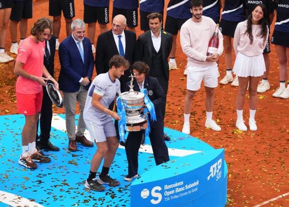 Casper Ruud with the trophy Copyright: xx AC_240421_138