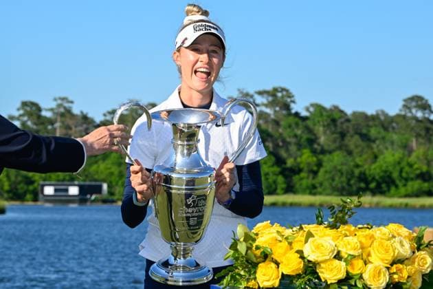 THE WOODLANDS, TX - APRIL 21: Nelly Korda (USA) holds the trophy for winning the Chevron Championship at The Club at Carlton Woods on April 21, 2024 in The Woodlands, Texas. (Photo by Ken Murray Icon Sportswire) GOLF: APR 21 LPGA, Golf Damen The Chevron Championship EDITORIAL USE ONLY Icon240421074