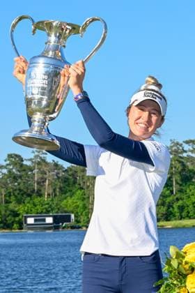 THE WOODLANDS, TX - APRIL 21: Nelly Korda (USA) holds the trophy for winning the Chevron Championship at The Club at Carlton Woods on April 21, 2024 in The Woodlands, Texas. (Photo by Ken Murray Icon Sportswire) GOLF: APR 21 LPGA, Golf Damen The Chevron Championship EDITORIAL USE ONLY Icon240421075