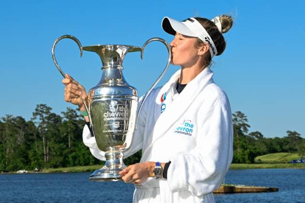 THE WOODLANDS, TX - APRIL 21: Nelly Korda (USA) holds the trophy for winning the Chevron Championship at The Club at Carlton Woods on April 21, 2024 in The Woodlands, Texas. (Photo by Ken Murray Icon Sportswire) GOLF: APR 21 LPGA, Golf Damen The Chevron Championship EDITORIAL USE ONLY Icon240421079