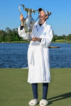 THE WOODLANDS, TX - APRIL 21: Nelly Korda (USA) holds the trophy for winning the Chevron Championship at The Club at Carlton Woods on April 21, 2024 in The Woodlands, Texas. (Photo by Ken Murray Icon Sportswire) GOLF: APR 21 LPGA, Golf Damen The Chevron Championship EDITORIAL USE ONLY Icon240421082