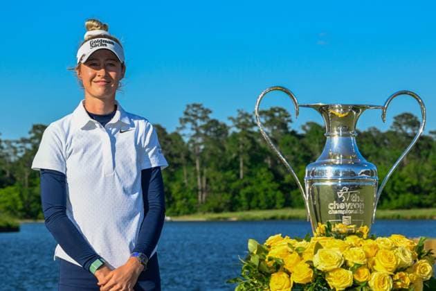 THE WOODLANDS, TX - APRIL 21: Nelly Korda (USA) and the trophy for winning the Chevron Championship at The Club at Carlton Woods on April 21, 2024 in The Woodlands, Texas. (Photo by Ken Murray Icon Sportswire) GOLF: APR 21 LPGA, Golf Damen The Chevron Championship EDITORIAL USE ONLY Icon240421084