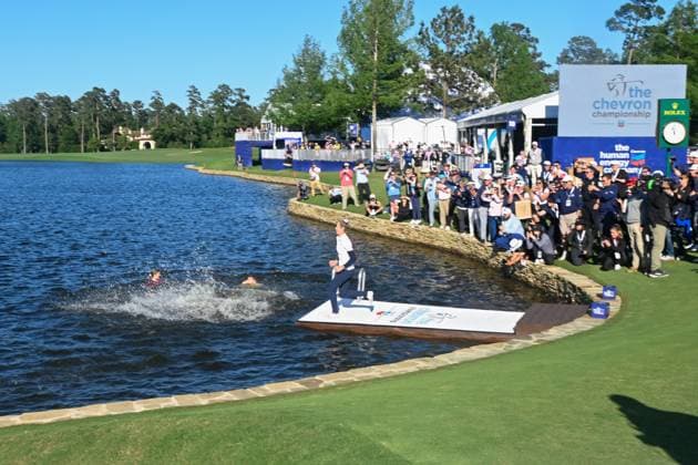 THE WOODLANDS, TX - APRIL 21: Nelly Korda (USA) heads for the water for the ceremonial dive after winning the Chevron Championship at The Club at Carlton Woods on April 21, 2024 in The Woodlands, Texas. (Photo by Ken Murray Icon Sportswire) GOLF: APR 21 LPGA, Golf Damen The Chevron Championship EDITORIAL USE ONLY Icon240421085