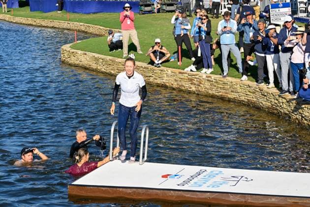 THE WOODLANDS, TX - APRIL 21: Nelly Korda (USA) exits the water following the ceremonial dive after winning the the Chevron Championship at The Club at Carlton Woods on April 21, 2024 in The Woodlands, Texas. (Photo by Ken Murray Icon Sportswire) GOLF: APR 21 LPGA, Golf Damen The Chevron Championship EDITORIAL USE ONLY Icon240421086