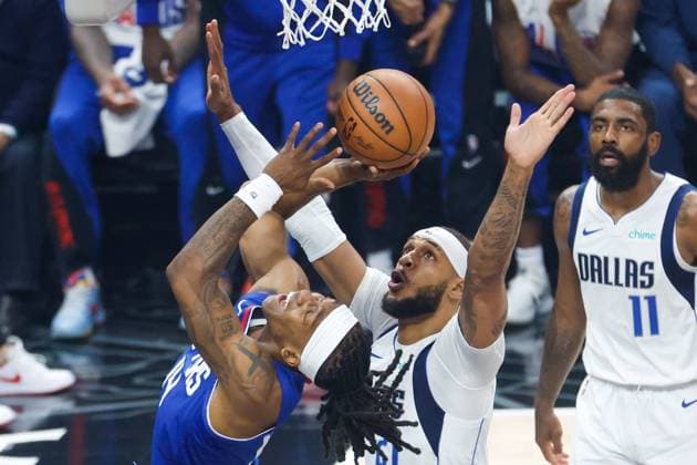 Sport Themen der Woche KW16 Sport Bilder des Tages April 21, 2024, Los Angeles, California, United States: Los Angeles Clippers Terance Mann (L) shoots under pressure from Dallas Mavericks Daniel Gafford (R) during an NBA, Basketball Herren, USA basketball playoffs round one game 1 at Crypto.com Arena. Final score: Clippers 109:97 Mavericks Los Angeles United States - ZUMAs197 20240421_aaa_s197_179 Copyright: xRingoxChiux