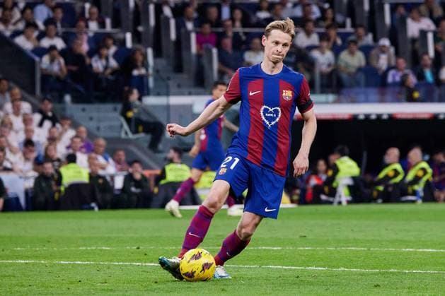 Real Madrid CF Vs FC Barcelona, Barca in Madrid, Spain - 21 Apr 2024 Frenkie de Jong of FC Barcelona seen in action during the La Liga EA Sports 2023 24 football match between Real Madrid CF vs FC Barcelona at Santiago Bernabeu stadium. Final score; Real Madrid 3:2 FC Barcelona Madrid Spain Copyright: xRubenxAlbarranx xSOPAxImagesx RALBARRAN_036