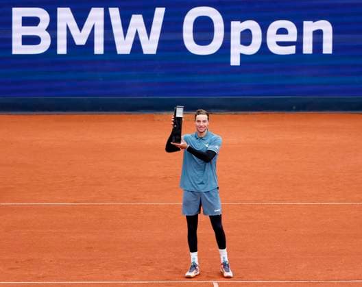 (240422) -- MUNICH, April 22, 2024 -- Jan-Lennard Struff poses with the trophy after winning the men s singles final between Taylor Fritz of the United States and Jan-Lennard Struff of Germany at the BMW Open 2024 tennis tournament in Munich, Germany, April 21, 2024. (Photo by Xinhua) (SP)GERMANY-MUNICH-TENNIS-BMW OPEN-MEN S SINGLES-FINAL PhilippexRuiz 