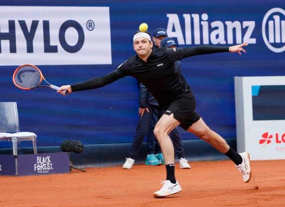 (240422) -- MUNICH, April 22, 2024 -- Taylor Fritz hits a return during the men s singles final between Taylor Fritz of the United States and Jan-Lennard Struff of Germany at the BMW Open 2024 tennis tournament in Munich, Germany, April 21, 2024. (Photo by Xinhua) (SP)GERMANY-MUNICH-TENNIS-BMW OPEN-MEN S SINGLES-FINAL PhilippexRuiz 
