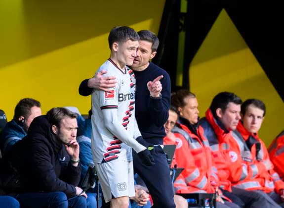 v.l. Florian WIRTZ (LEV), Trainer Xabier Xabi ALONSO (LEV) Einwechslung, Gespraech, hinten Simon ROLFES (LEV, Geschaeftsfuehrung Fussball 1. Bundesliga, 30.Spieltag, Borussia Dortmund (DO) - Bayer 04 Leverkusen (LEV) 1:1, am 21.04.2024 in Dortmund Deutschland. DFL regulations prohibit any use of photographs as image sequences and or quasi-video Â *** f l Florian WIRTZ LEV , coach Xabier Xabi ALONSO LEV substitution, conversation, back Simon ROLFES LEV, management Sport Soccer 1 Bundesliga, Matchday 30, Borussia Dortmund DO Bayer 04 Leverkusen LEV 1 1, on 21 04 2024 in Dortmund Germany DFL regulations prohibit any use of photographs as image sequences and or quasi video Â