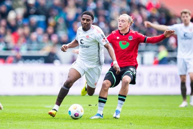 21 04 2024 Soccer, 2023 2024, 1 Bundesliga, Matchday 30, Hannover 96 FC St Pauli L R Oladapo Afolayan Pauli , Lars Gindorf Hannover DFL REGULATIONS PROHIBIT ANY USE OF PHOTOGRAPHS AS IMAGE SEQUENCES AND OR QUASI VIDEO
