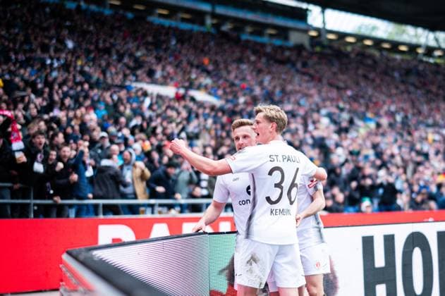 21 04 2024 Soccer, 2023 2024, 1 Bundesliga, Matchday 30, Hannover 96 FC St Pauli L R Johannes Eggestein Pauli celebrates after his goal for 1 2 with Aljoscha Kemlein Pauli DFL REGULATIONS PROHIBIT ANY USE OF PHOTOGRAPHS AS IMAGE SEQUENCES AND OR QUASI VIDEO
