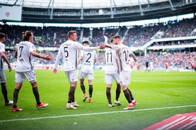 21 04 2024 Soccer, 2023 2024, 1 Bundesliga, Matchday 30, Hannover 96 FC St Pauli L R Hauke Wahl Pauli , Marcel Hartel Pauli cheer after Johannes Eggestein Pauli DFL REGULATIONS PROHIBIT ANY USE OF PHOTOGRAPHS AS IMAGE SEQUENCES AND OR QUASI VIDEO