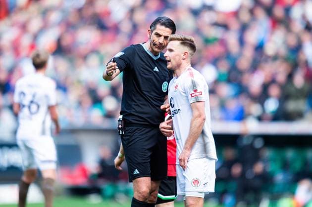 21 04 2024 Soccer, 2023 2024, 1 Bundesliga, Matchday 30, Hannover 96 FC St Pauli L R Deniz Aytekin Referee , Johannes Eggestein Pauli DFL REGULATIONS PROHIBIT ANY USE OF PHOTOGRAPHS AS IMAGE SEQUENCES AND OR QUASI VIDEO