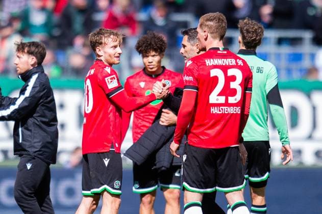21 04 2024 Soccer, 2023 2024, 1 Bundesliga, Matchday 30, Hannover 96 FC St Pauli L R Jannik Dehm Hannover , Montell Ndikom Hannover , Stefan Leitl Trainer Hannover , Marcel Halstenberg Hannover , DFL REGULATIONS PROHIBIT ANY USE OF PHOTOGRAPHS AS IMAGE SEQUENCES AND OR QUASI VIDEO