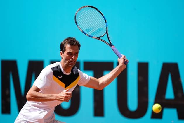 April 22, 2024, Madrid, Madrid, SPAIN: Albert Ramos of Spain in action against Diego Schwartzman of Argentina during the Mutua Madrid Open 2024, ATP, Tennis Herren Masters 1000 and WTA, Tennis Damen 1000, tournament celebrated at Caja Magica on April 22, 2024 in Madrid, Spain. Madrid SPAIN - ZUMAa181 20240422_zaa_a181_085 Copyright: xOscarxJ.xBarrosox