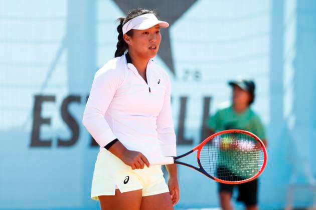April 22, 2024, Madrid, Madrid, SPAIN: Claire Liu of USA looks on against Jessica Bouzas Maneiro of Spain during the Mutua Madrid Open 2024, ATP, Tennis Herren Masters 1000 and WTA, Tennis Damen 1000, tournament celebrated at Caja Magica on April 22, 2024 in Madrid, Spain. Madrid SPAIN - ZUMAa181 20240422_zaa_a181_177 Copyright: xIrinaxR.xHipolitox