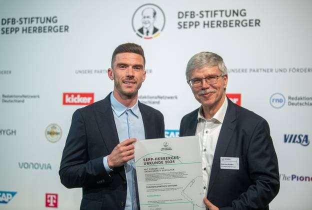 Sport Themen der Woche KW17 Sport Bilder des Tages Fussball, Saison 2023 2024, Verleihung der Sepp-Herberger-Awards, v.l. Robin Gosens (1. FC Union Berlin), Ralph-Uwe Schaffert (DFB-Vizepräsident), 22.04. 2024, *** Football, 2023 2024 season, presentation of the Sepp Herberger Awards, from l Robin Gosens 1 FC Union Berlin , Ralph Uwe Schaffert DFB Vice President , 22 04 2024, Copyright: xSebastianxRäppold MatthiasxKochx