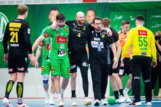 22 04 2024 Handball, 2023 2024, 2 Bundesliga, Matchday 29, GWD Minden VfL Eintracht Hagen L R Luka Sebetic Minden , Alexander Becker Hagen injured, Injury, Stefan Neff Coach Hagen