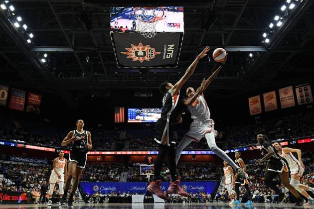 WNBA, Basketball Damen, USA 2023: Mercury vs Sun AUG 31 August 31, 2023: Phoenix Mercury center Brittney Griner (42) defends a shot by Connecticut Sun forward DeWanna Bonner (24) during a WNBA game between the Phoenix Mercury and the Connecticut Sun at Mohegan Sun Arena in Uncasville, Connecticut. Erica Denhoff CSM Uncasville Connecticut United States of America EDITORIAL USE ONLY Copyright: xx ZUMA-20230831_zma_c04_303.jpg EricaxDenhoffx csmphotothree146481