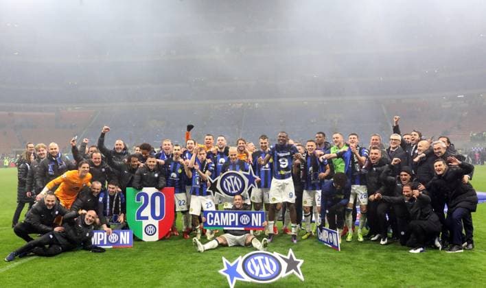 Bilder des Jahres 2024, Sport 04 April Sport Themen der Woche KW17 Sport Bilder des Tages April 22, 2024, Milan, ITALY: Inter™s players jubilates at the end of the Italian serie A soccer match between AC Milan and Inter at Giuseppe Meazza stadium in Milan, 22 April 2024..ANSA MATTEO BAZZI Soccer: Serie A; Ac Milan vs Inter  - ZUMAa110 20240422_zaf_a110_045 Copyright: xMatteoxBazzix