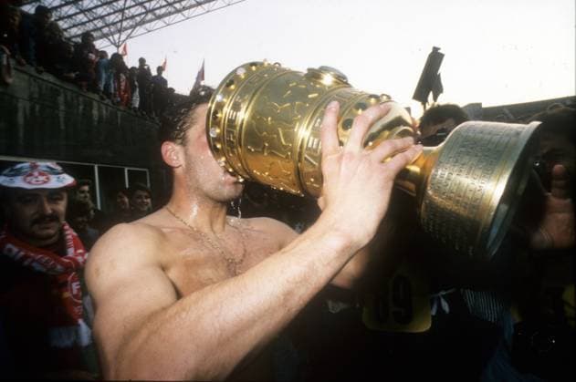 Archivbilder der Woche SPORT KW17 DFB Pokalfinale 1990 SV Werder Bremen - 1. FC Kaiserslautern 2:3 am 19.05.1990 in Berlin Stefan Kuntz (FCK) trinkt aus dem Pokal *** DFB Cup Final 1990 SV Werder Bremen 1 FC Kaiserslautern 2 3 on 19 05 1990 in Berlin Stefan Kuntz FCK drinks from the cup HM