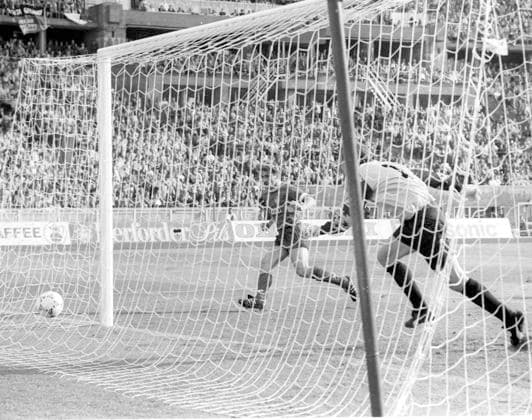 Archivbilder der Woche SPORT KW17 DFB Pokalfinale 1990 SV Werder Bremen - 1. FC Kaiserslautern 2:3 am 19.05.1990 in Berlin Tor 0:3 durch Stefan Kuntz (FCK), rechts Torwart Oliver Reck (Werder) *** DFB Cup Final 1990 SV Werder Bremen 1 FC Kaiserslautern 2 3 on 19 05 1990 in Berlin Goal 0 3 by Stefan Kuntz FCK , right goalkeeper Oliver Reck Werder HM