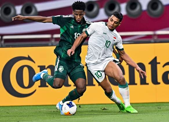 Sport Themen der Woche KW17 Sport Bilder des Tages Saudi Arabia v Iraq - AFC U23 Asian Cup Group C Meshal Sibyani Khairallah of Saudi Arabia is battling for the ball with Nihad Mohammed Watifi of Iraq during the AFC U23 Asian Cup Qatar 2024 Group B match between China and the United Arab Emirates at Abdullah Bin Khalifa Stadium in Doha, Qatar, on April 22, 2024. DOHA Qatar  Copyright: xNoushadxThekkayilx originalFilename:varittyakkal-iraqvsau240423_npS7p.jpg