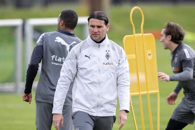 Sport Themen der Woche KW17 Sport Bilder des Tages Fussball: 1. Bundesliga, Saison 2023 2024, oeffentliches Training, Borussia Moenchengladbach am 23.04.2024 am Borussia Park in Moenchengladbach. Gerardo Seoane (Borussia Moenchengladbach, Trainer). Foto: Kirchner-Media TH *** Soccer 1 Bundesliga, season 2023 2024, public training, Borussia Moenchengladbach on 23 04 2024 at Borussia Park in Moenchengladbach Gerardo Seoane Borussia Moenchengladbach, coach photo Kirchner Media TH Copyright: xKirchner-Media THx