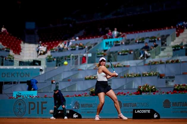 Mutua Madrid Open - Day Two Brenda Fruhvirtova of the Czech Republic returns a shot against Arantxa Rus of Netherlands during day two of the Mutua Madrid Open 2024 at Caja Magica on April 23, 2024, in Madrid, Spain. Madrid Caja Magica Madrid Spain RL_MMO24_314 Copyright: xRicardoxLarreinax