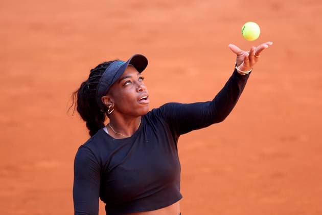 Mutua Madrid Open - Day Two Sachia Vickery of USA serves against Jessica Bouzas Maneiro of Spain during day two of the Mutua Madrid Open 2024 at Caja Magica on April 23, 2024, in Madrid, Spain. Madrid Caja Magica Madrid Spain RL_MMO24_354 Copyright: xRicardoxLarreinax