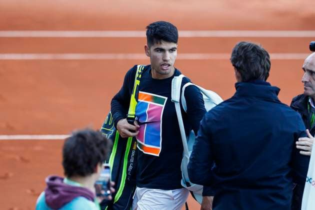 April 23, 2024, Madrid, Madrid, SPAIN: Carlos Alcaraz of Spain leaves the court during the Mutua Madrid Open 2024, ATP, Tennis Herren Masters 1000 and WTA, Tennis Damen 1000, tournament celebrated at Caja Magica on April 23, 2024 in Madrid, Spain. Madrid SPAIN - ZUMAa181 20240423_zaa_a181_072 Copyright: xIrinaxR.xHipolitox