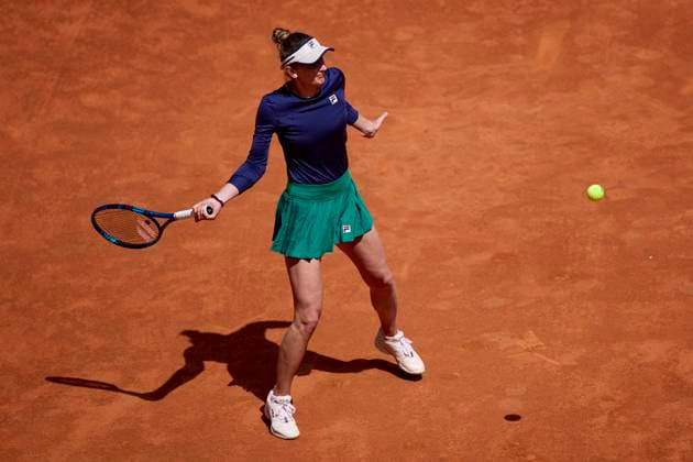 Mutua Madrid Open - Day Two Irina-Camelia Begu of Romania returns a shot against Linda Fruhvirtova of the Czech Republic during day two of the Mutua Madrid Open 2024 at Caja Magica on April 23, 2024, in Madrid, Spain. Madrid Caja Magica Madrid Spain RL_MMO24_365 Copyright: xRicardoxLarreinax