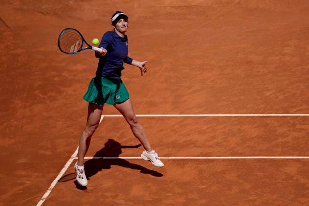 Mutua Madrid Open - Day Two Irina-Camelia Begu of Romania returns a shot against Linda Fruhvirtova of the Czech Republic during day two of the Mutua Madrid Open 2024 at Caja Magica on April 23, 2024, in Madrid, Spain. Madrid Caja Magica Madrid Spain RL_MMO24_379 Copyright: xRicardoxLarreinax