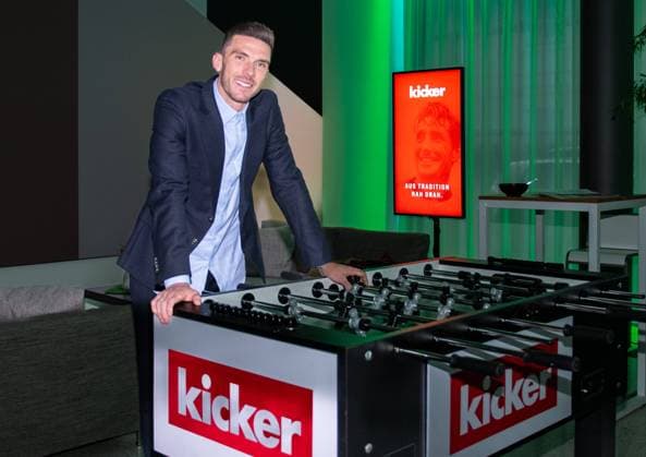 22 04 2024, xlakx, Entertainment, Sepp Herberger Awards 2024 emspor, v l presentation of the Sepp Herberger Awards, Deutsche Telekom, capital city presentation Robin Gosens, German national player, standing at a football kicker Berlin