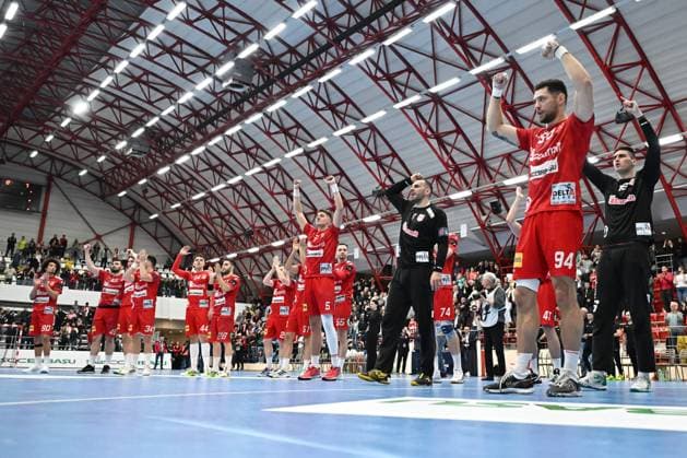Dinamo handball players including Vladimir Cupara, Robert Mihai Militaru, Alin Cozmaciuc and Dan Emil Racotea greet the gallery after the mens handball match between Dinamo Bucharest and Skjern Handbold, within the EHF European League, held in Dinamo Hall in Bucharest, Tuesday, April 23, 2024 Bucharest Copyright: xRazvanxPasarica SPORTxPICTURESx