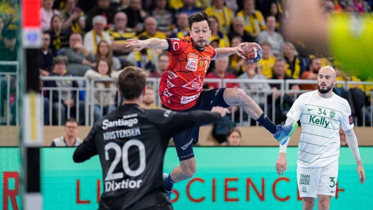 Bilder des Jahres 2024, Sport 04 April Sport Themen der Woche KW17 Sport Bilder des Tages v.li.: Andre Bergsholm Kristensen (Torwart, Sporting CP, 20), Patrick Groetzki (RNL, 24), Etienne Mocquais (Sporting CP, 34), beim Sprungwurf, Wurf, Torwurf, Action, Aktion, Spielszene, 23.04.2024, Heidelberg (Deutschland), Handball, EHF European League, Viertelfinale, Rhein-Neckar Löwen - Sporting CP Lissabon *** from left Andre Bergsholm Kristensen goalkeeper, Sporting CP, 20 , Patrick Groetzki RNL, 24 , Etienne Mocquais Sporting CP, 34 , during jump shot, throw, goal shot, action, action scene, 23 04 2024, Heidelberg Germany , Handball, EHF European League, quarter-final, Rhein Neckar Löwen Sporting CP Lisbon xozx